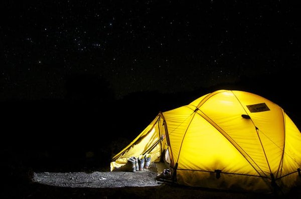 Quelles sont les meilleures techniques de pêche nocturne en camping?