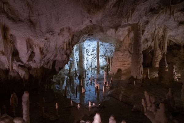 Où trouver les meilleures expériences de randonnée dans les grottes calcaires en Slovénie?